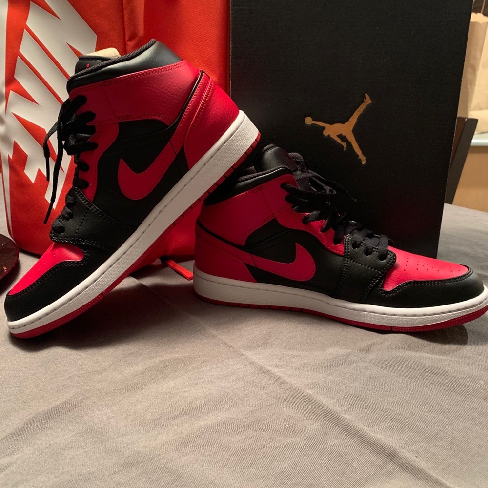 NEW- Air Jordan 1 Mid